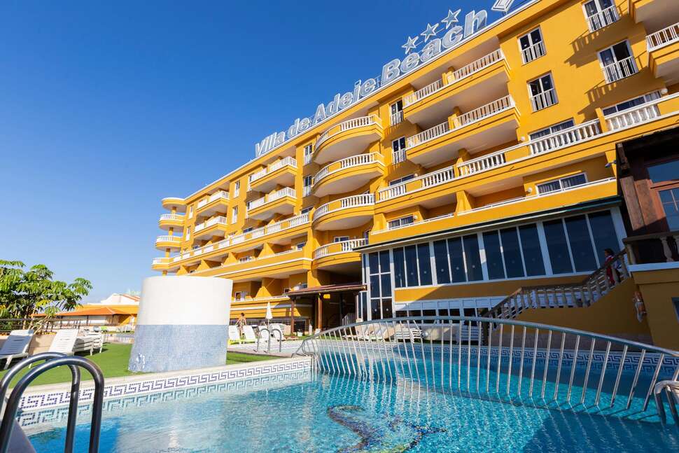 Een foto van het zwembad bij Hotel Villa de Adeje Beach
