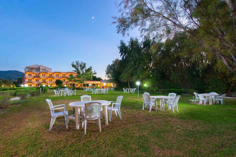 Een foto van het terras bij Bayside Hotel Katsaras