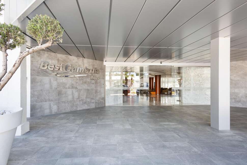 Een foto van de buitenkant van Hotel Best Cambrils