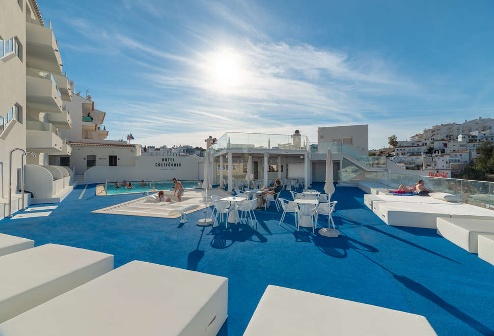 Een foto van het terras bij Hotel Indigo