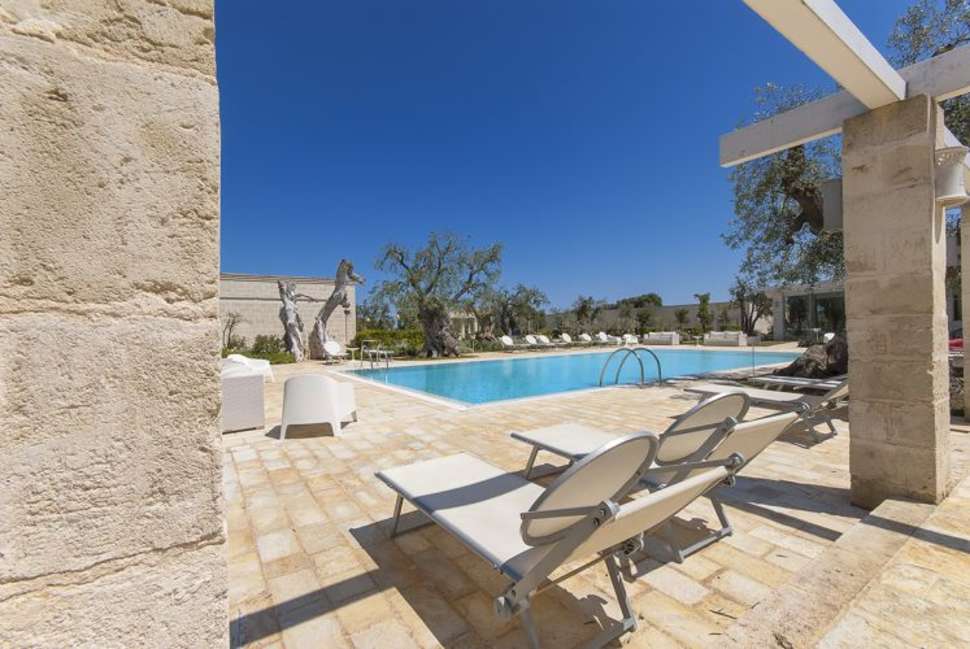 Een foto van het zwembad bij Masseria Torre del Diamante