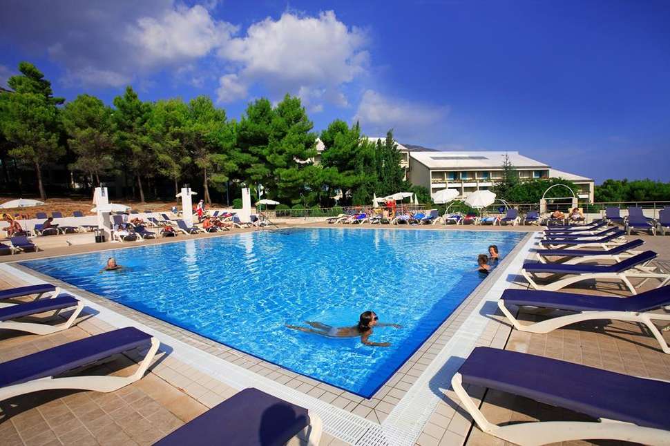 Een foto van het zwembad bij Bretanide Sport & Wellness Resort