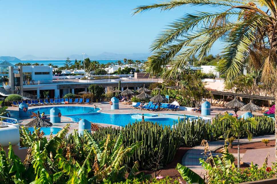 Een foto van het zwembad bij Club Playa Blanca Hotel