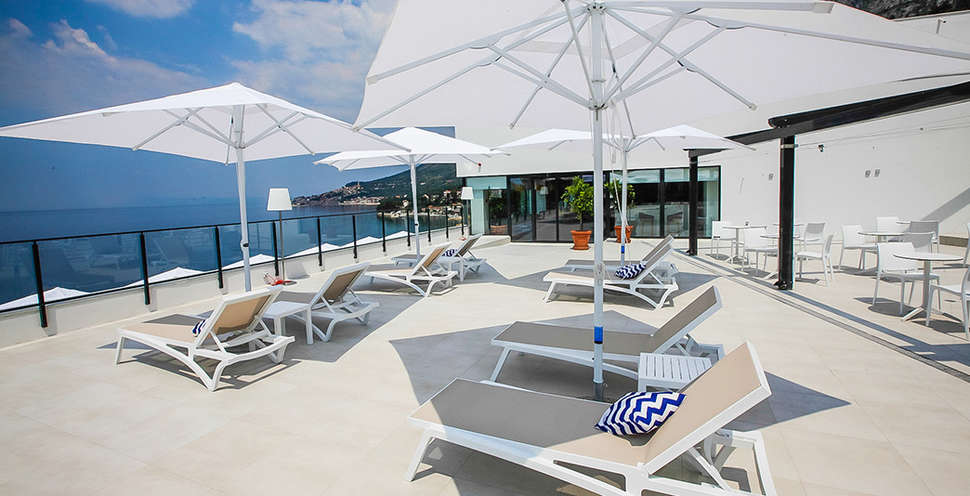 Een foto van het terras bij TUI Blue Adriatic Beach