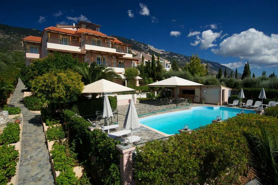 Ein Foto vom Pool im Nostos Studios & Apartments