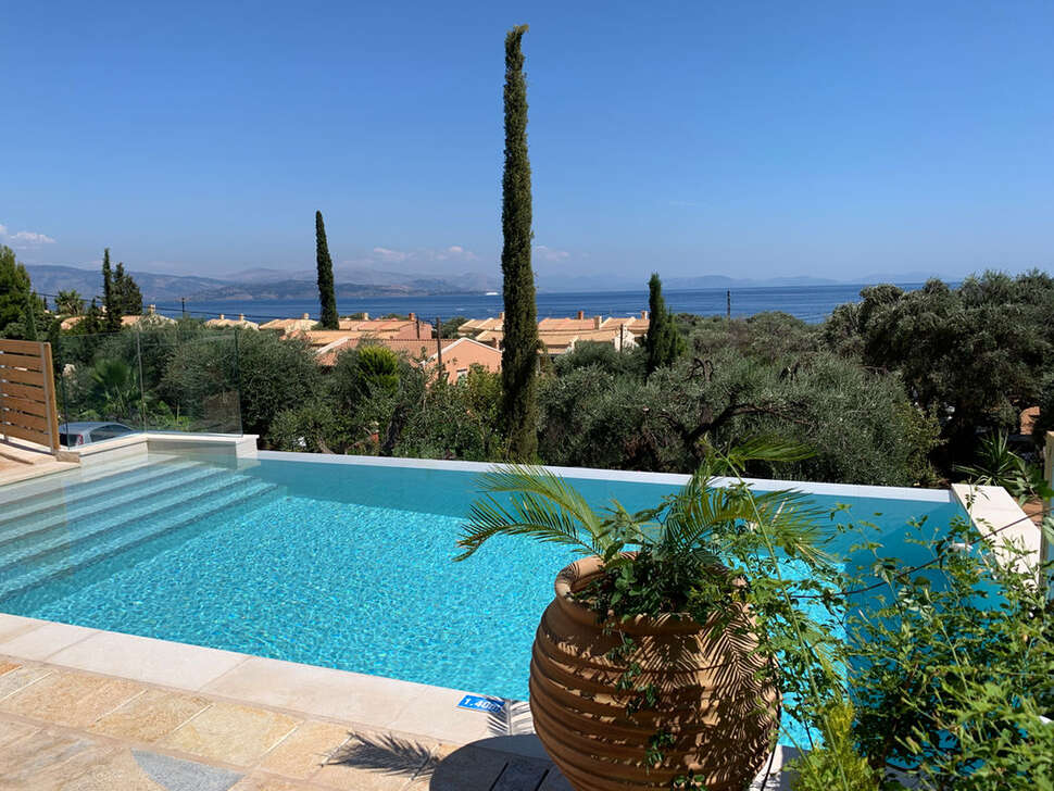Een foto van het zwembad bij Appartementen La Riviera Barbati