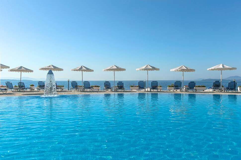 Een foto van het zwembad bij TUI Blue Atlantica Nissaki Beach