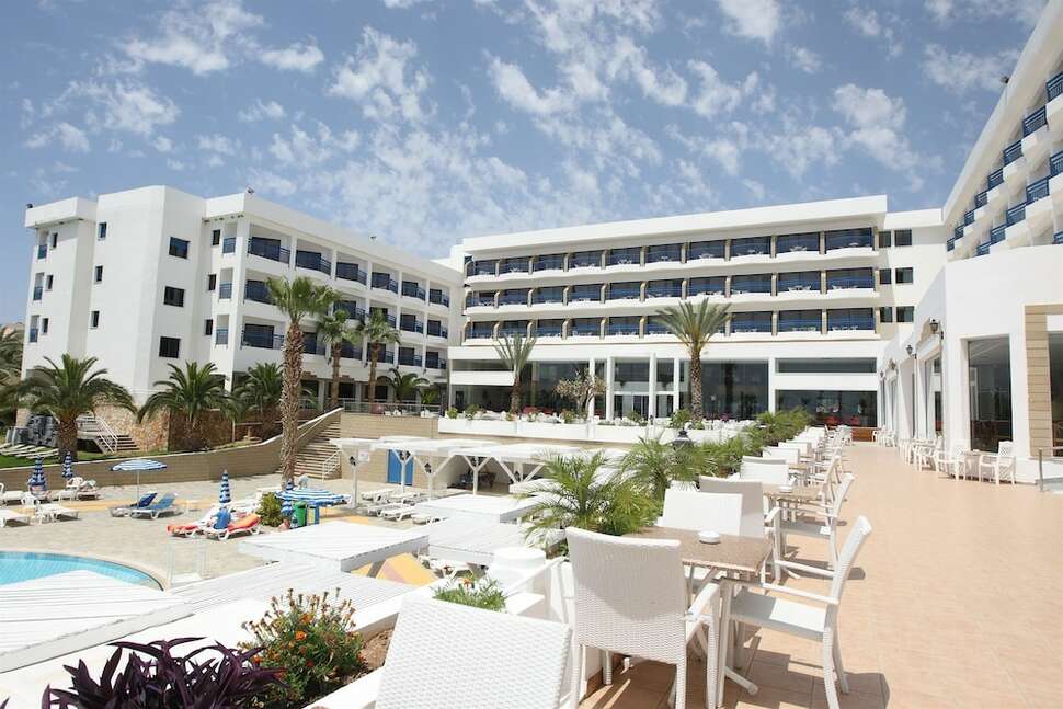 Een foto van het terras bij Hotel Ascos Coral Beach