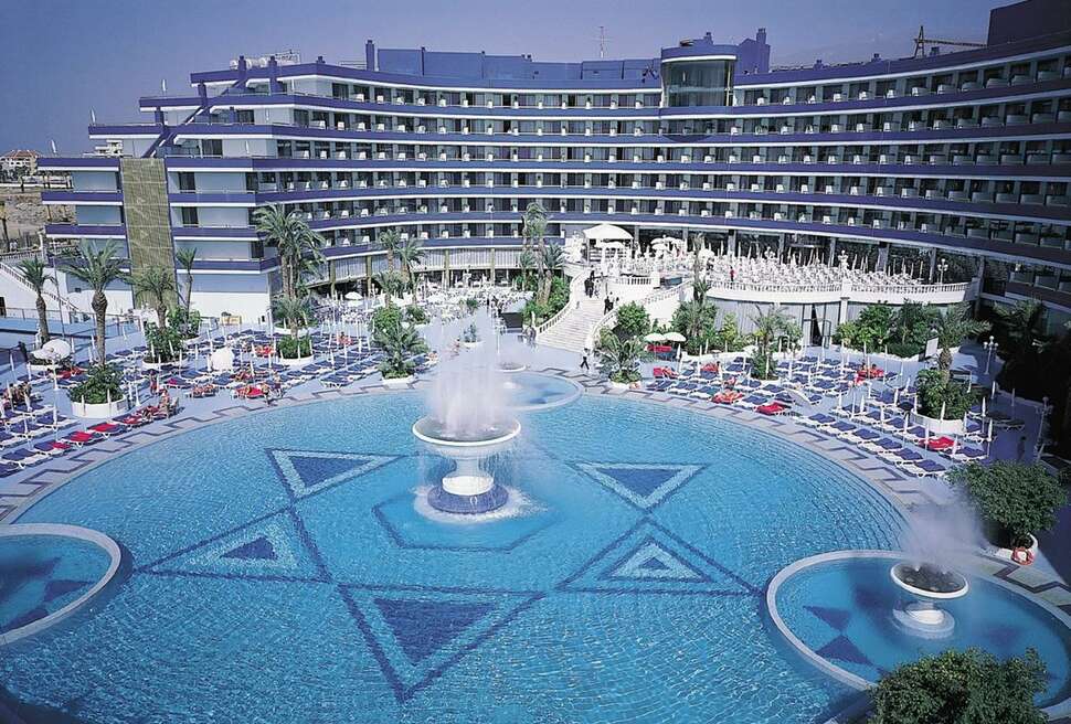 Ein Foto vom Pool im Mediterranean Palace Hotel