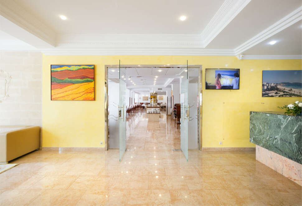 Een foto van het interieur van Hotel Biniamar
