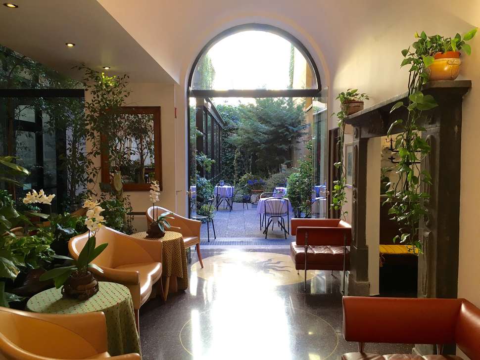 Een foto van het interieur van Sanpi Hotel