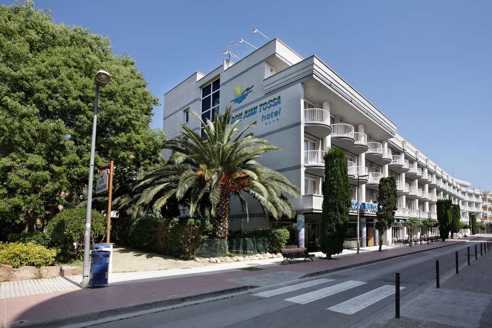 Een foto van de buitenkant van Hotel Don Juan Tossa