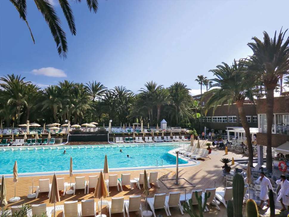 Een foto van het zwembad bij Riu Palace Oasis