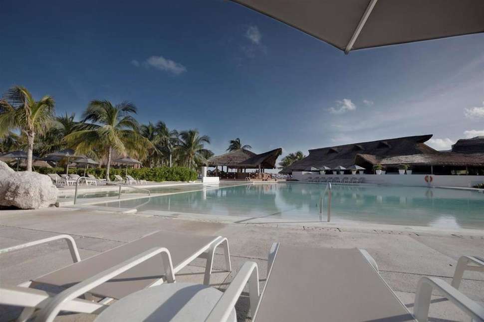 Een foto van het zwembad bij Presidente InterContinental Cancun Resort