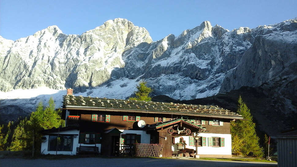 Een foto van de buitenkant van Berghotel Dachstein