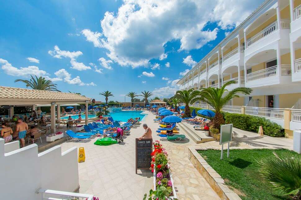 Een foto van het zwembad bij Poseidon Beach Hotel