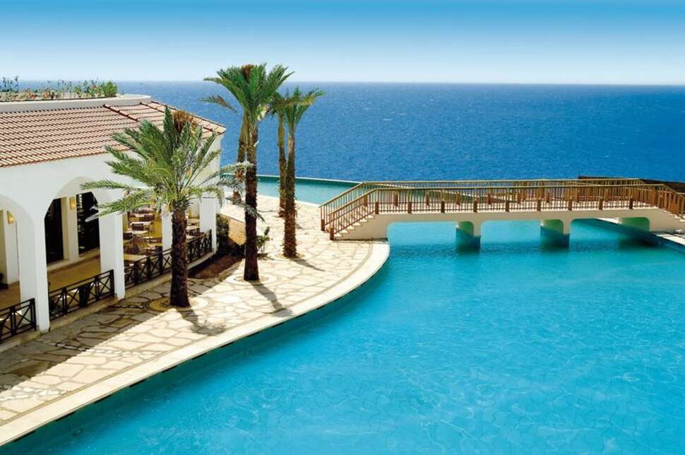 Een foto van het zwembad bij Reef Oasis Blue Bay Resort & Spa