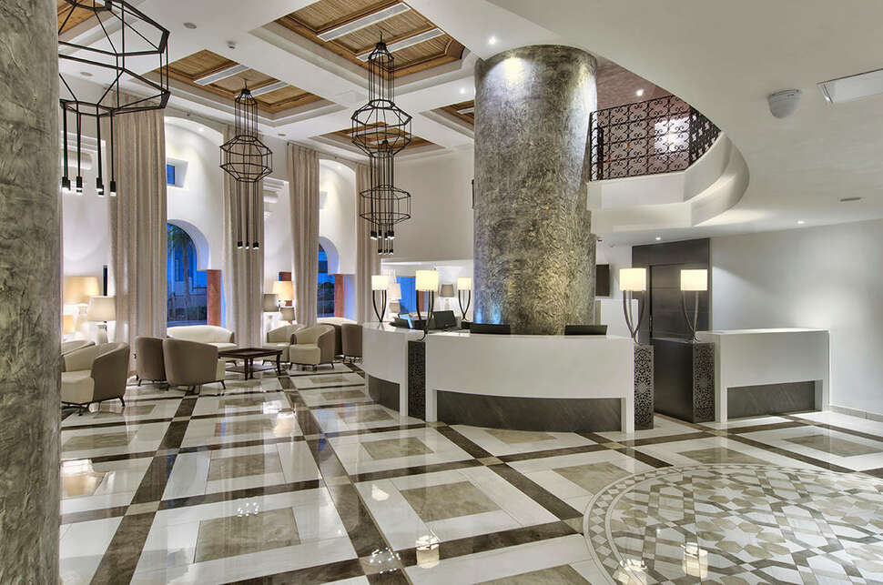 Een foto van het interieur van db San Antonio Hotel & Spa