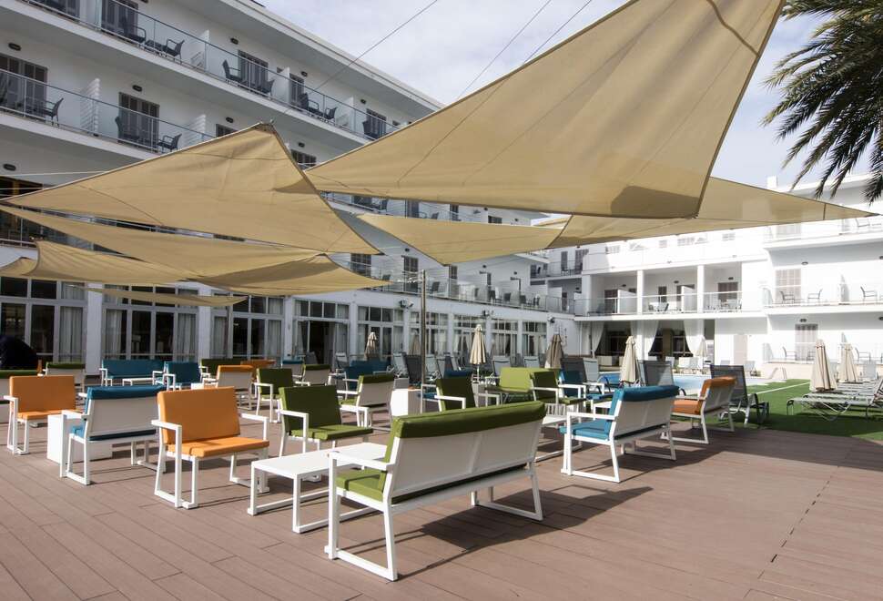 Een foto van het terras bij Eix Alcudia Hotel