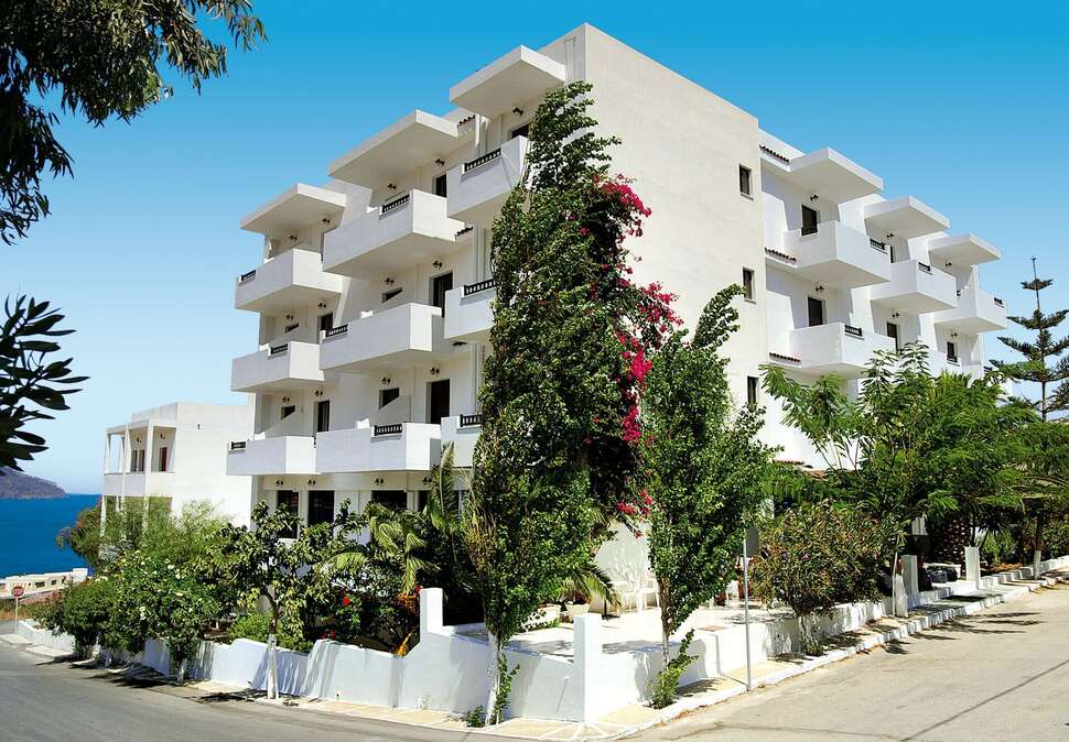 Een foto van de buitenkant van Hotel Iolkos