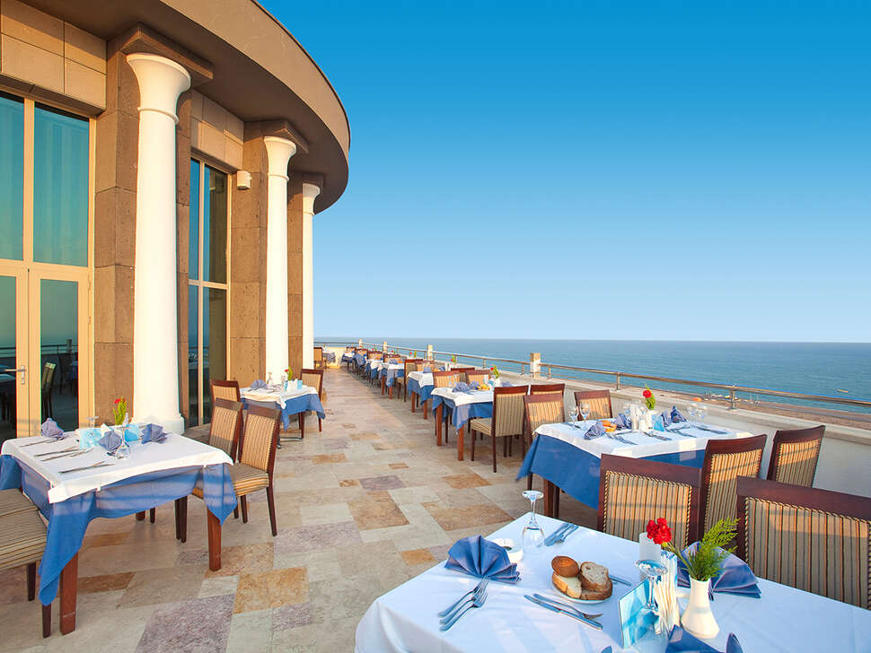 Een foto van het terras bij Hotel Melas Lara