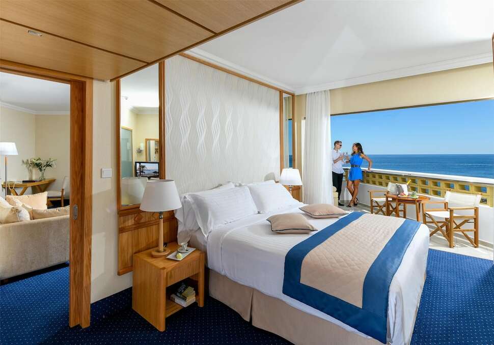 Een foto van Constantinou Bros Athena Royal Beach Hotel
