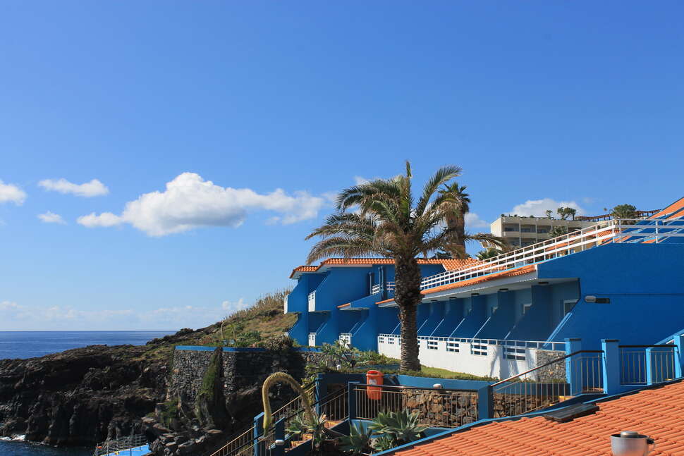 Een foto van de buitenkant van Hotel Roca Mar