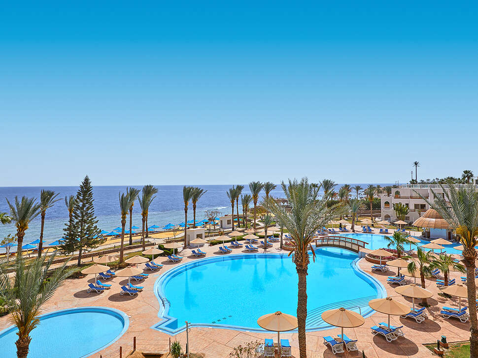 Een foto van het zwembad bij Pickalbatros Royal Grand Resort