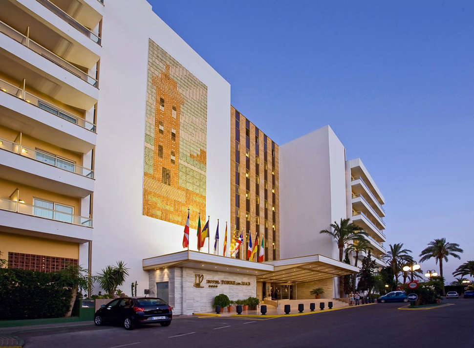 Een foto van de buitenkant van Hotel Torre del Mar