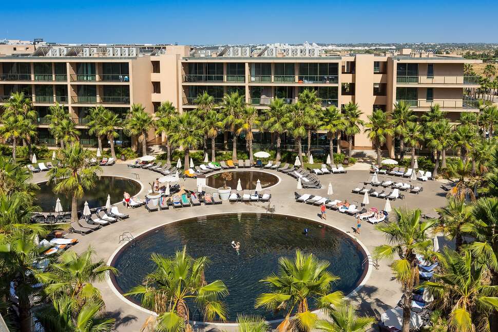 Een foto van het zwembad bij Marriott Residences Salgados Resort