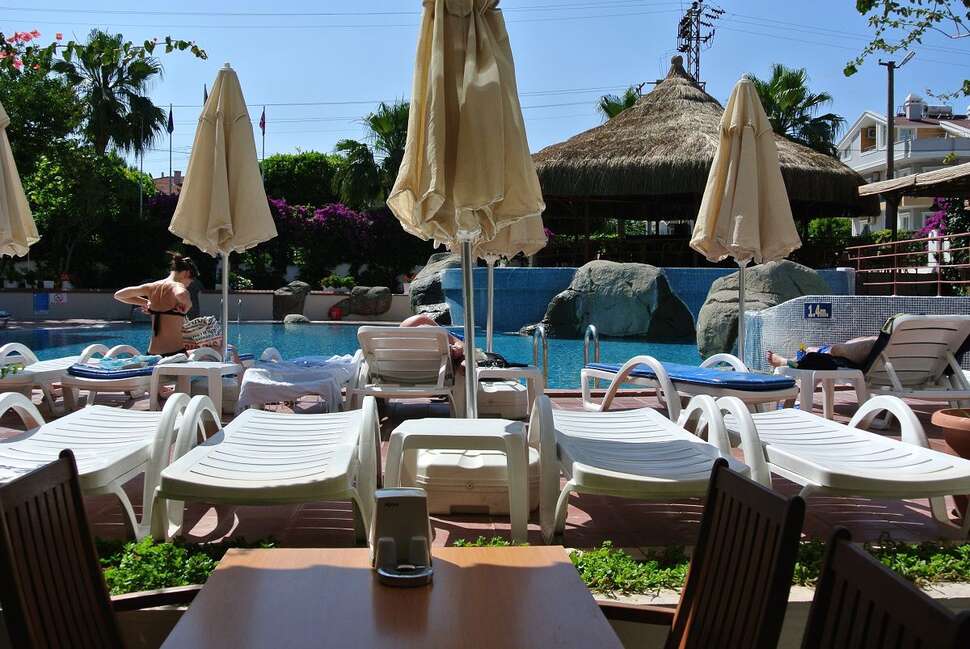 Een foto van het terras bij Begonville Hotel