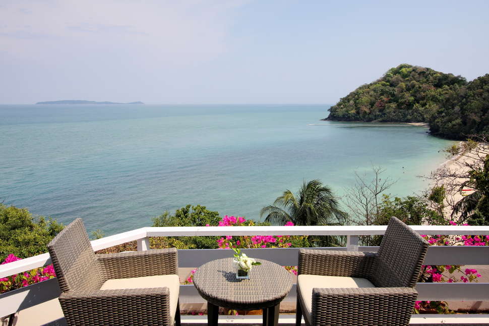 Een foto van het terras bij Cape Panwa Hotel