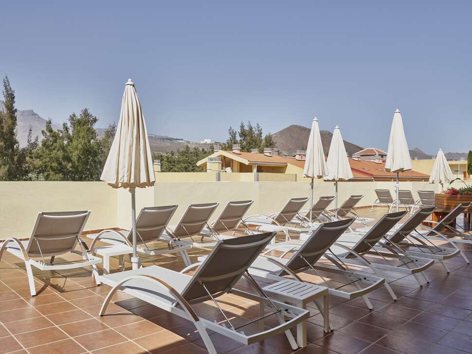 Een foto van het terras bij Coral Hotel Compostela Beach Golf Club
