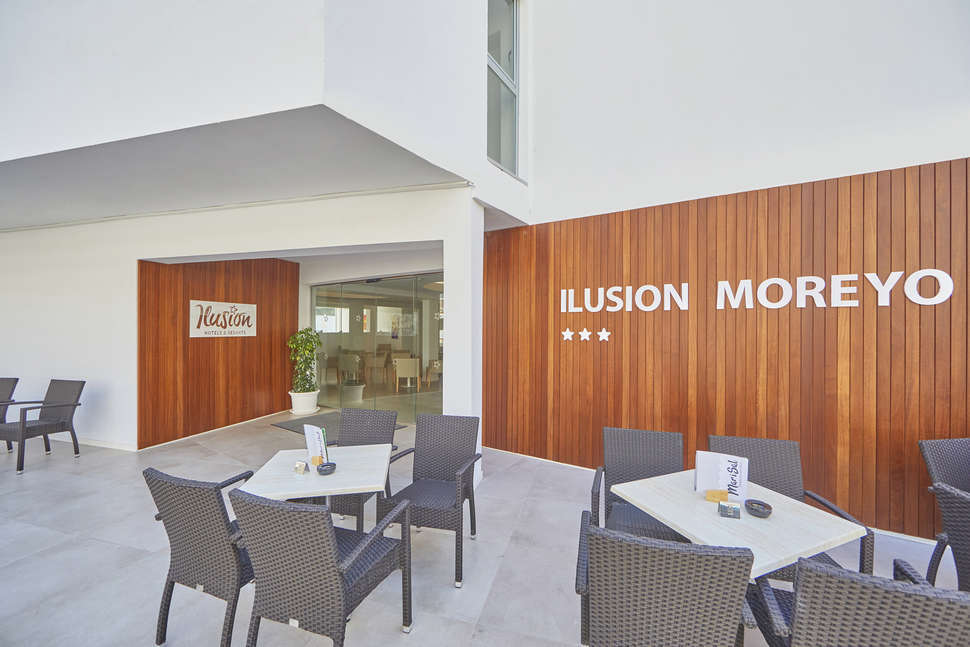 Een foto van het terras bij Ilusion Moreyo