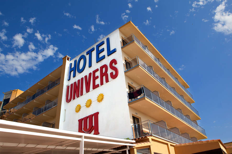 Een foto van de buitenkant van Hotel Univers