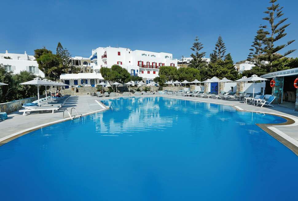 Ein Foto vom Pool im Hotel Kamari Beach