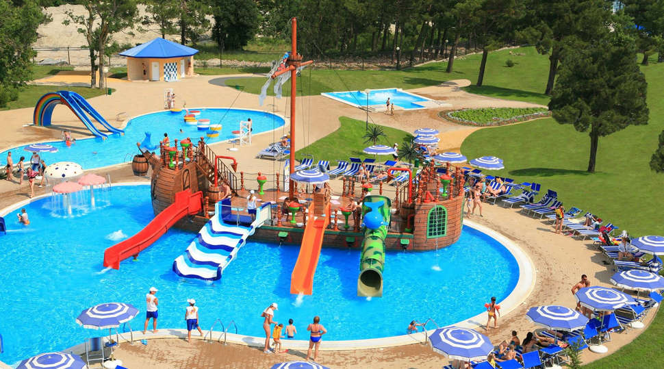 Een foto van het zwembad bij Valamar Camping Lanterna