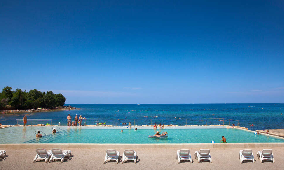 Een foto van het zwembad bij Aminess Planet Camping Holidays Homes & Resort Maravea