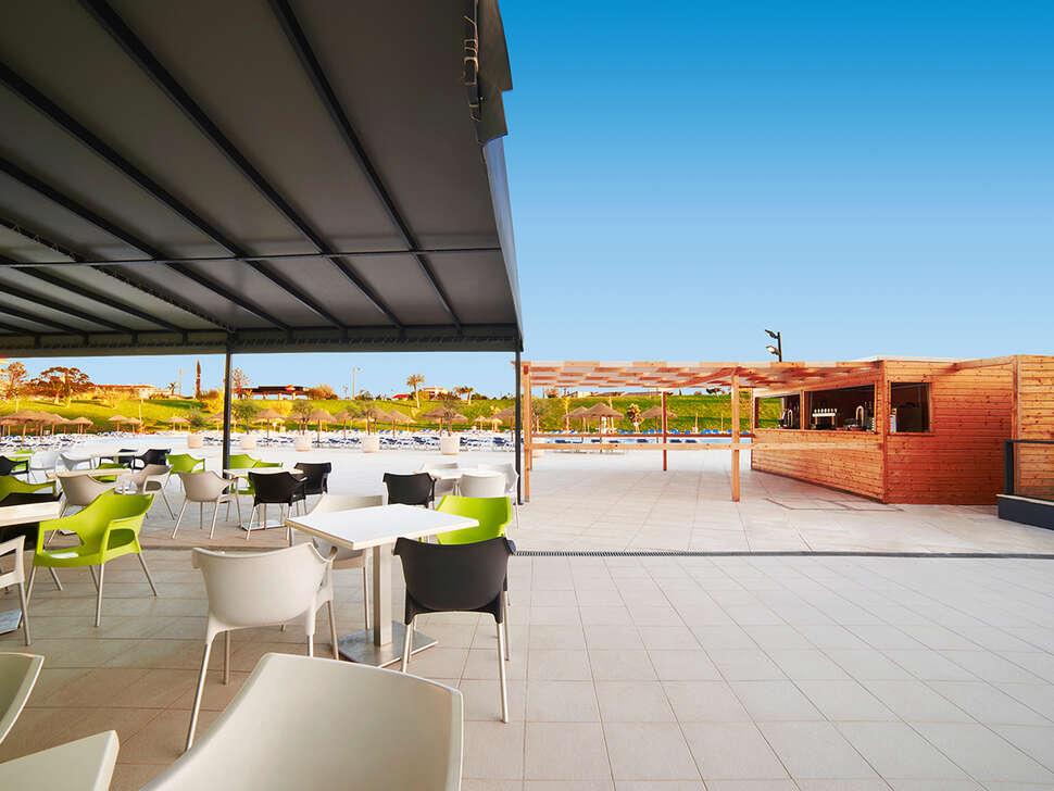 Ein Foto von der Terrasse im Aparthotel Alvor Baia