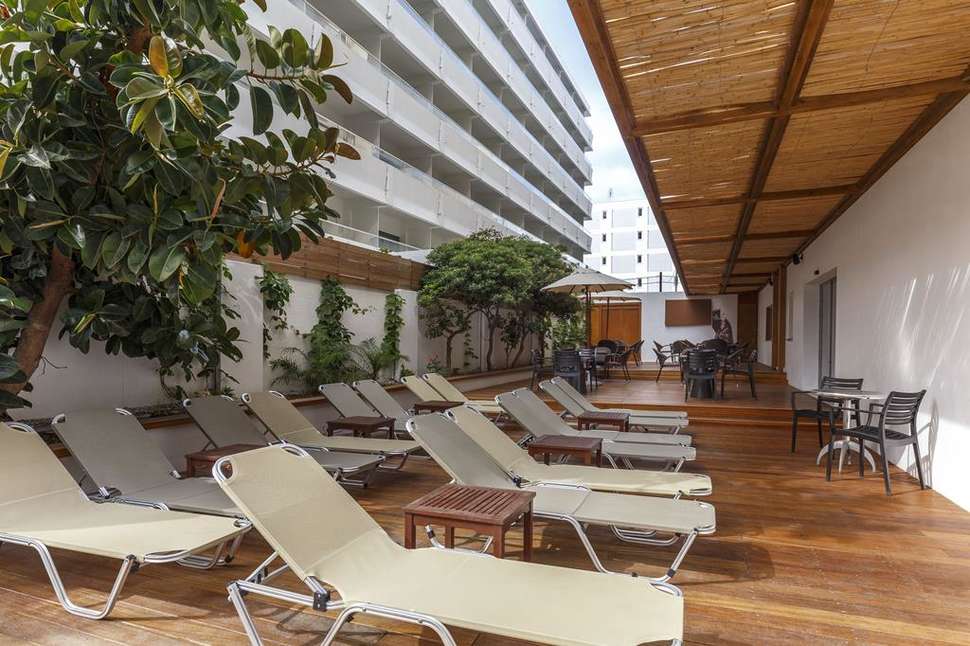 Een foto van het terras bij Hotel Athena