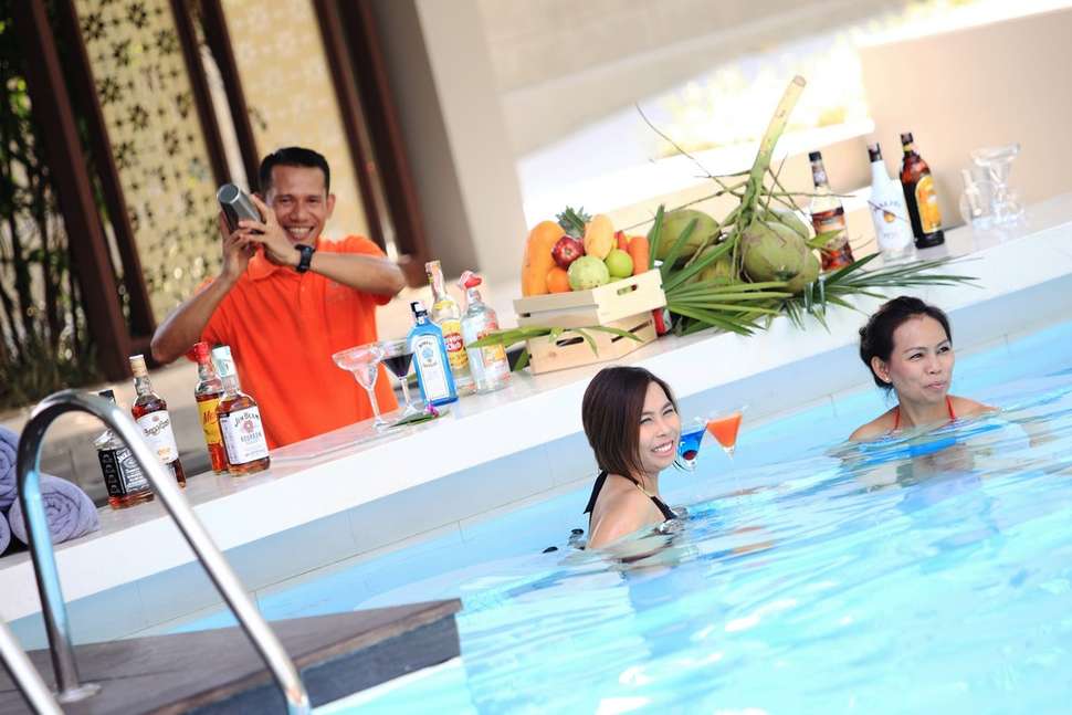 Een foto van het zwembad bij Proud Phuket Hotel
