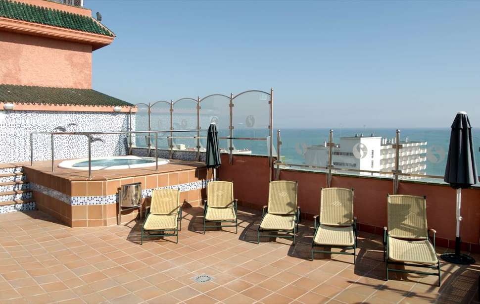 Een foto van het terras bij Hotel Fenix Torremolinos