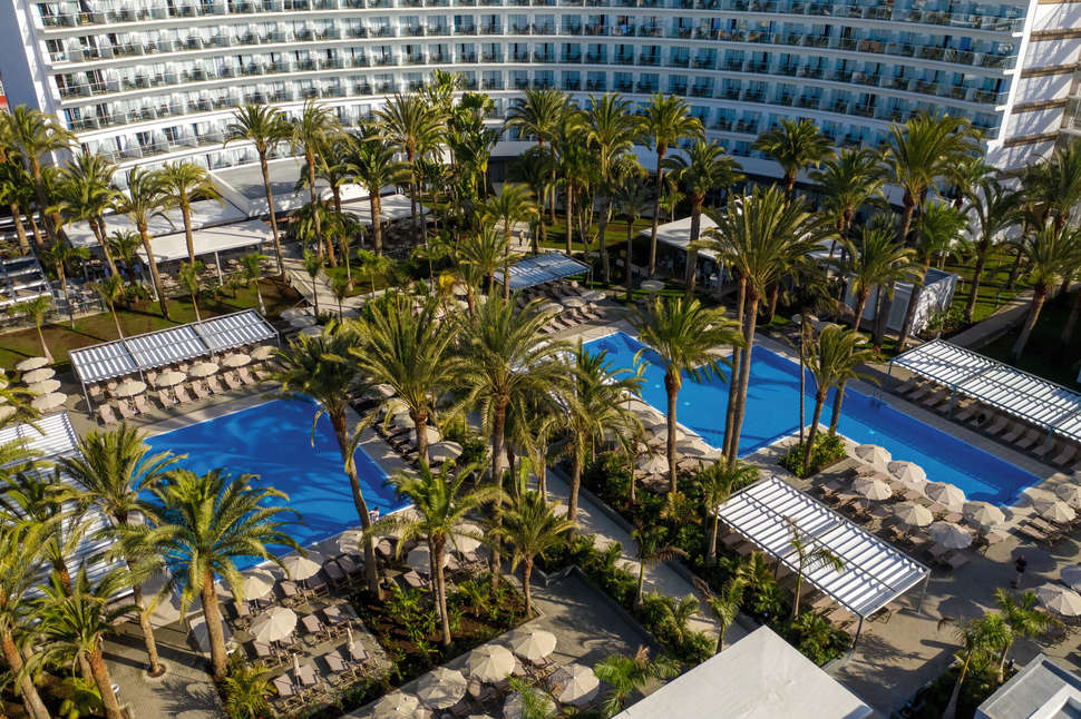Een foto van het zwembad bij Riu Palace Palmeras