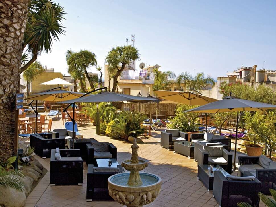 Een foto van het terras bij Hotel Alba Seleqtta