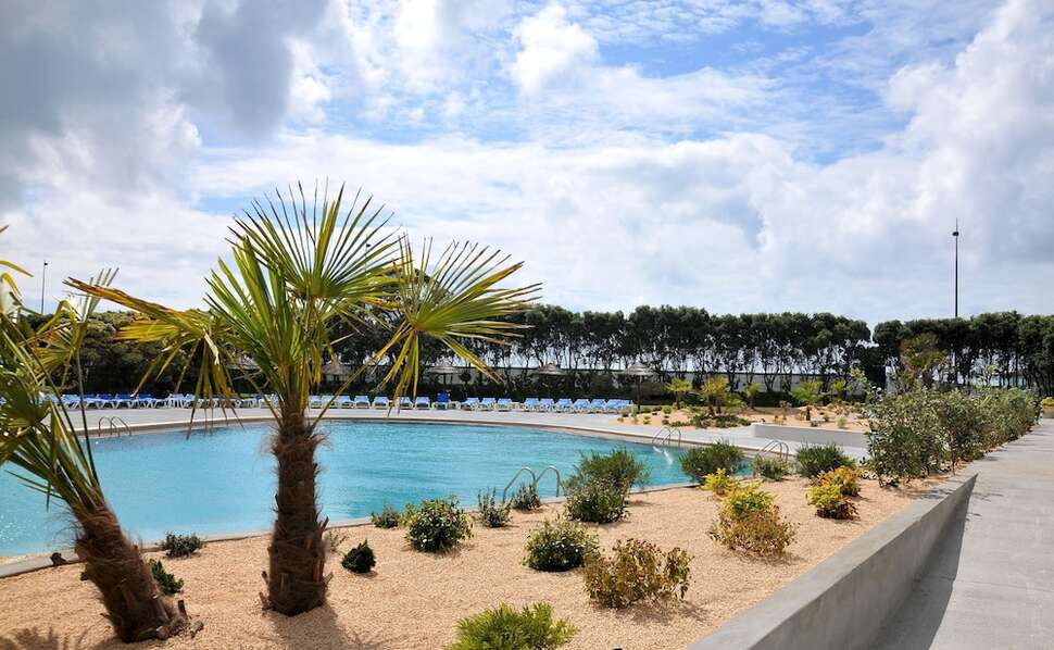 Een foto van het zwembad bij Axis Vermar Beach Hotel