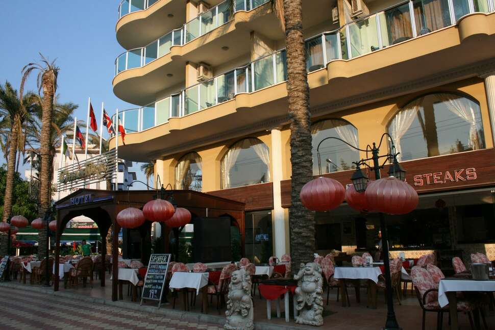 Een foto van de buitenkant van Cihanturk Hotel