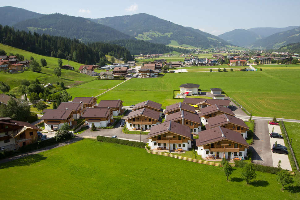 Een foto van de buitenkant van Alpenchalets Flachauer Gutshof