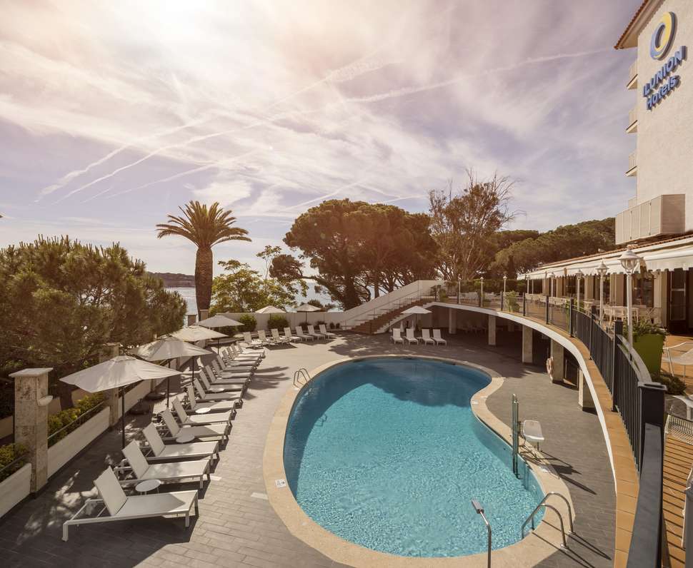 Een foto van het zwembad bij Hotel Ilunion Caleta Park