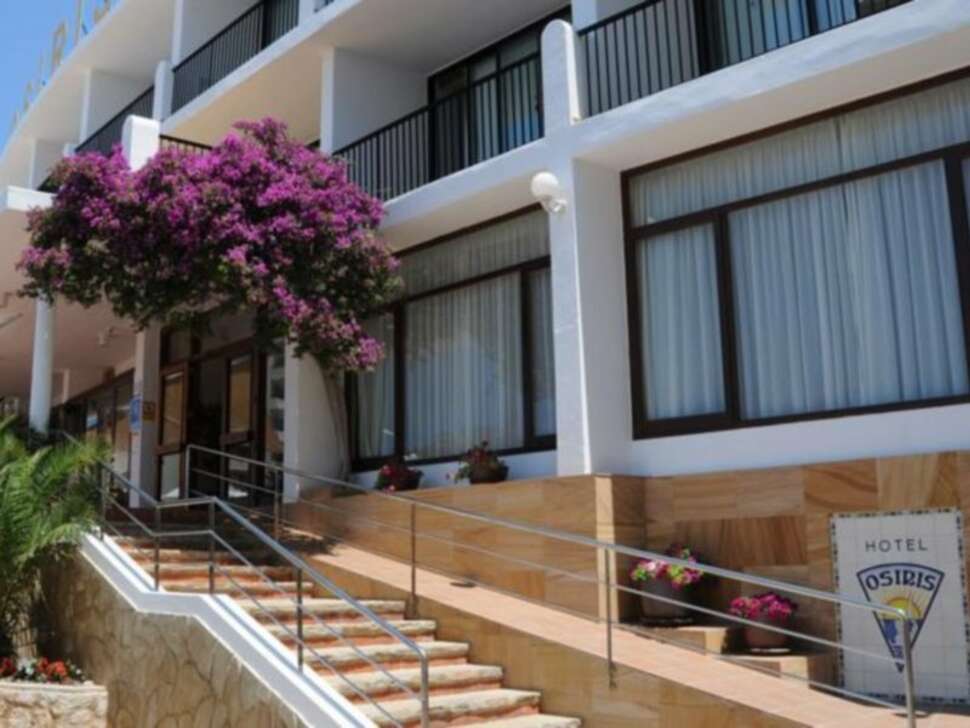 Een foto van de buitenkant van Hotel Osiris Ibiza