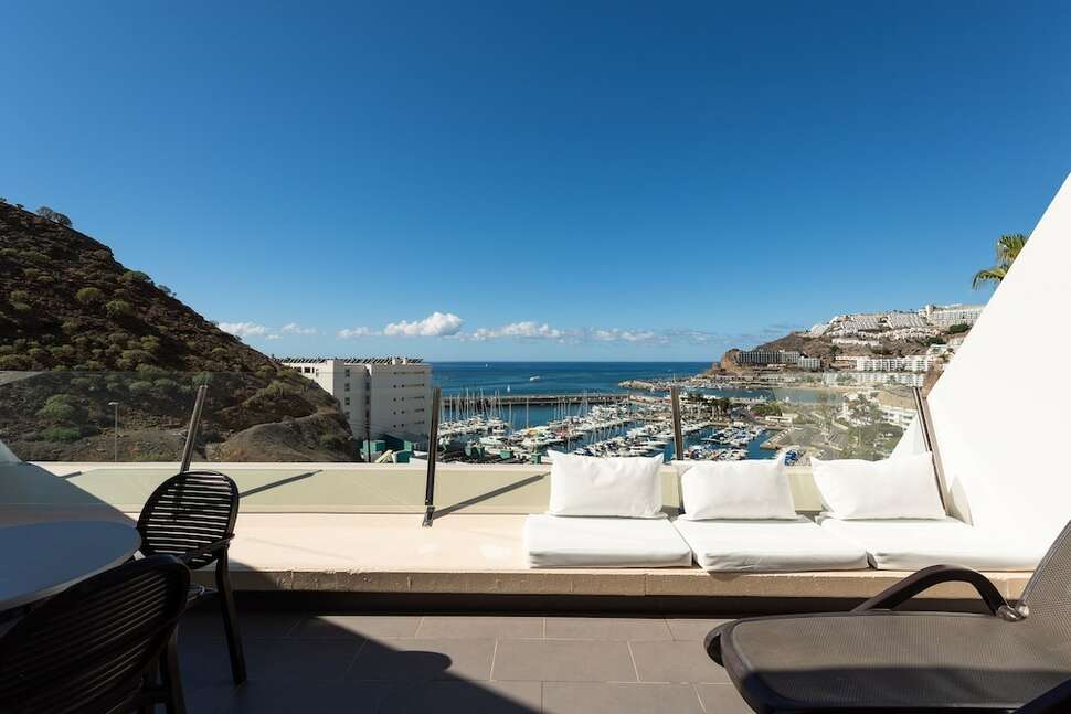 Een foto van het terras bij Holiday Club Puerto Calma